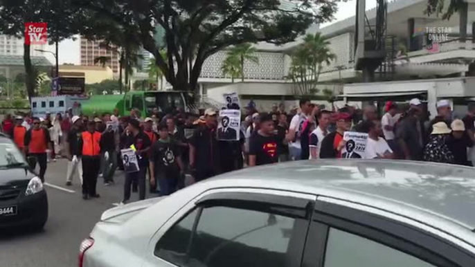 #TangkapMO1 rally: Protesters move towards Dataran Merdeka