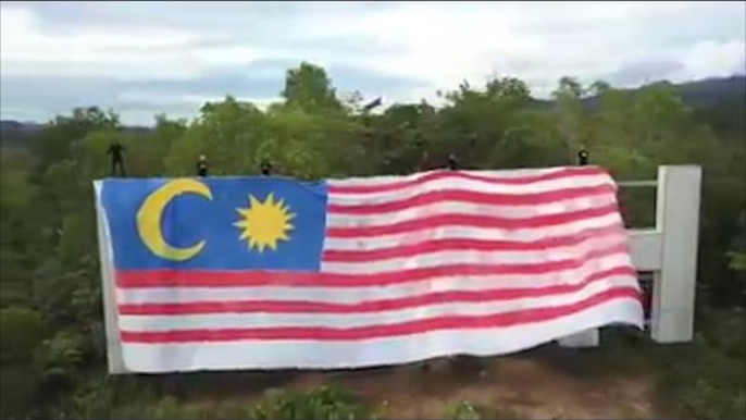 Youths drape giant Jalur Gemilang over iconic 'Ipoh' sign