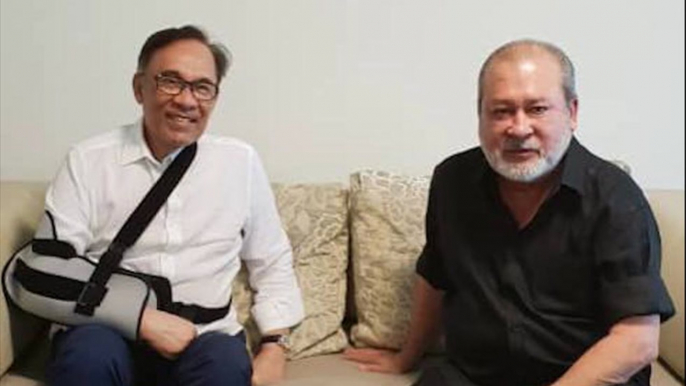 Johor Sultan visits Anwar in Turkey hospital