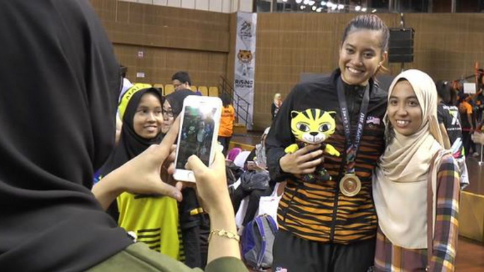 Malaysian netball team fulfils selfie requests from fans after final