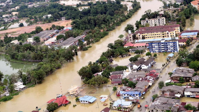 Thousands forced into relief centres as flood waters rise in four states