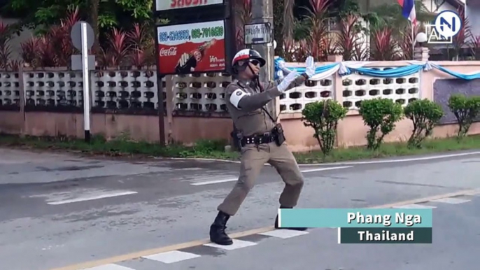 Thai traffic police mimics Michael Jackson