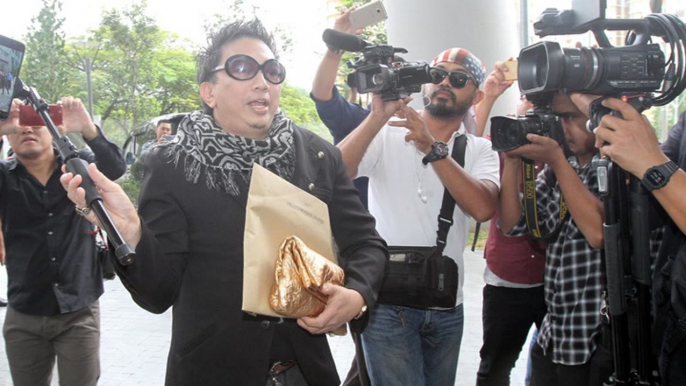 Azwan Ali submits graft allegation documents to MACC