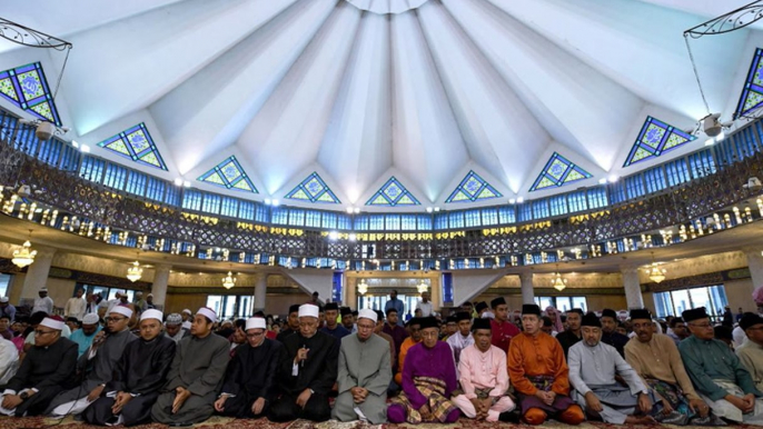 PM performs Raya special morning prayers at National Mosque