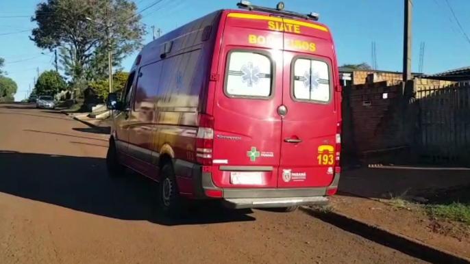 Jovem é socorrido pelo Siate após sofrer queda e lesionar o ombro no Cascavel Velho