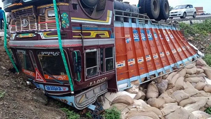 शाजापुर-मक्सी के बीच रोजवास टोल पर ट्रक पलटा