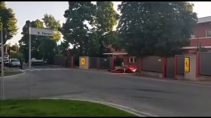 Charles Leclerc sulla Ferrari SF1000 per le strade di Maranello!