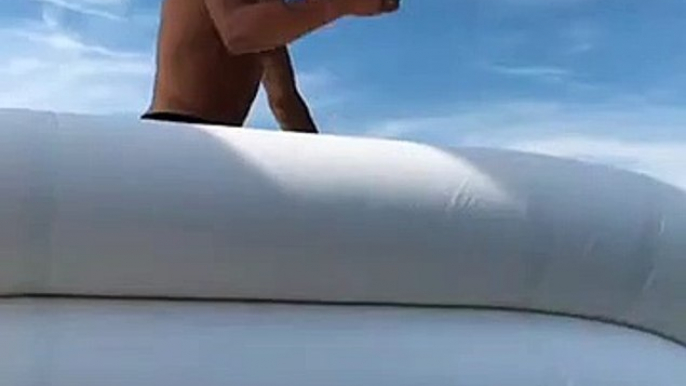 Cristiano Ronaldo se la spassa in vacanza al mare: il tuffo dallo scivolo gonfiabile Ã¨ da urlo