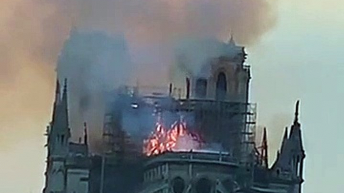 Incendio devasta Notre-Dame a Parigi, crolla il tetto della Cattedrale