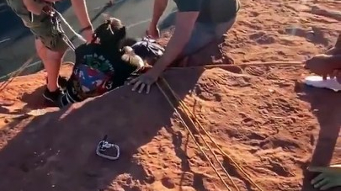 Ils sauvent une femme suspendue par ses cheveux au large d'une falaise