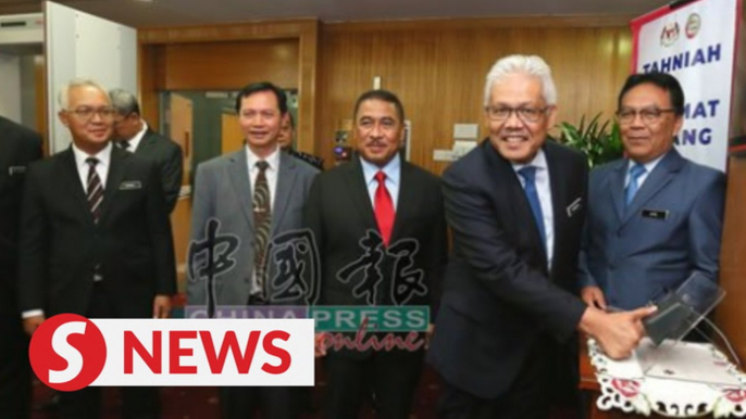 Hamzah Zainudin clocks in as Home Minister; gets down to business