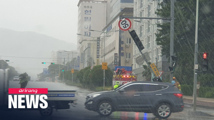 Dangerously strong winds as Typhoon Bavi approaches Jeju