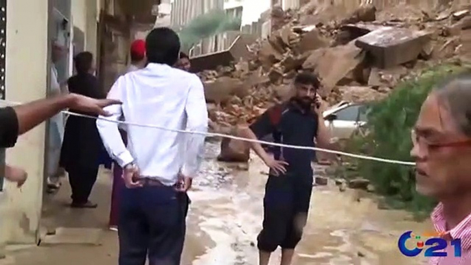 Exclusive | Woman Screams After Horrific | Landsliding Crushes Cars In Karachi