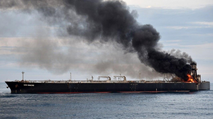 Indian Ocean-ல் தீப்பிடித்து எரியும் Oil tanker Ship | மீட்க சென்ற  Indian Coast Guard