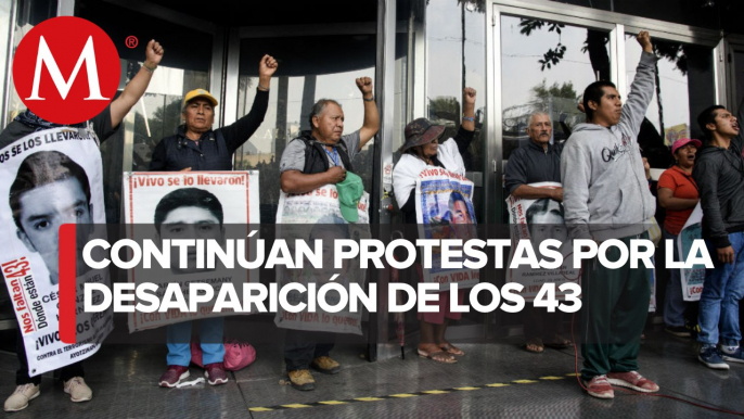 Padres de normalistas de Ayotzinapa protestan en la FGR