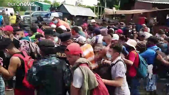 Una caravana con miles de hondureños entra por la fuerza en Guatemala