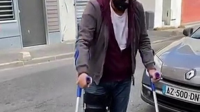 Patrick Bruel a annoncé s'être fait opérer et s'est montré avec des béquilles et une attelle dans une vidéo publiée sur son compte Instagram.