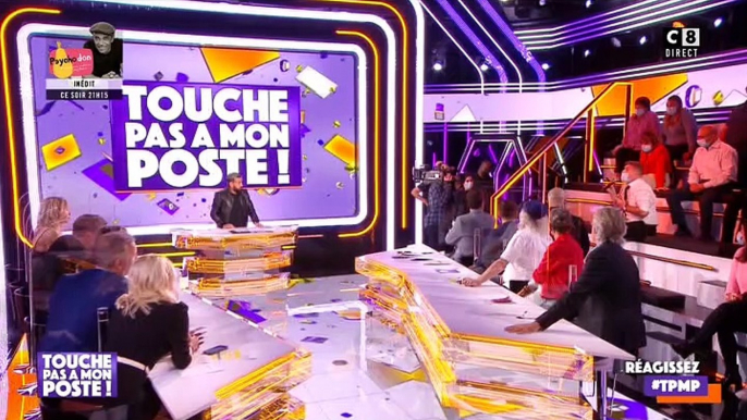 Incident hier soir en direct pendant TPMP sur C8 quand plusieurs hommes s'affrontent avec la sécurité alors qu'ils veulent approcher Cyril Hanouna