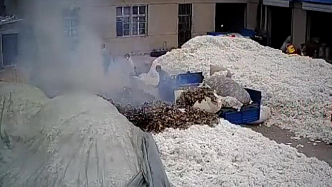 Allumer un briquet dans une usine de coton