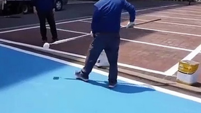 Cet employé fait les peintures du parking à main levée... gros talent