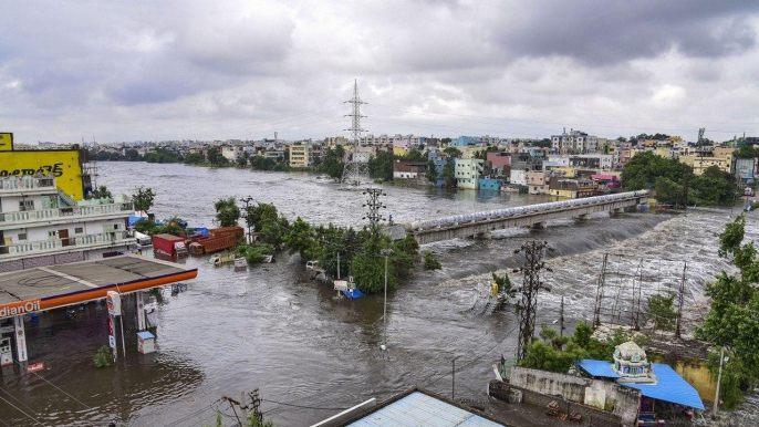 Hyderabad Floods : Hyderabad People Situation వరదలు మిగిల్చిన విషాదం... హైదరాబాదీల కష్టాలు...!!