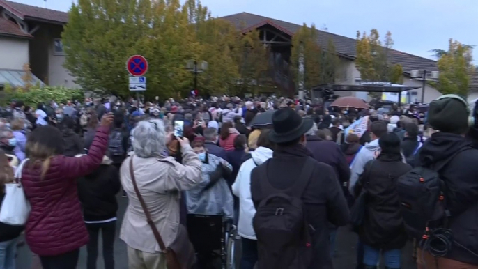 Conflans-Saint-Honorine: des applaudissements pour Samuel Paty lors de la marche blanche en sa mémoire