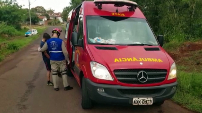 Duas pessoas são socorridas em acidente no Bairro Santa Cruz