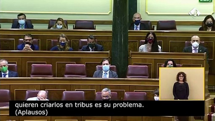 Abascal a las diputadas de Unidas Podemos: "¿Salen mujeres aquí a hacer caricatura porque se lo ha ordenado el machito alfa? ¿A ustedes también le requisan la tarjeta del móvil?"