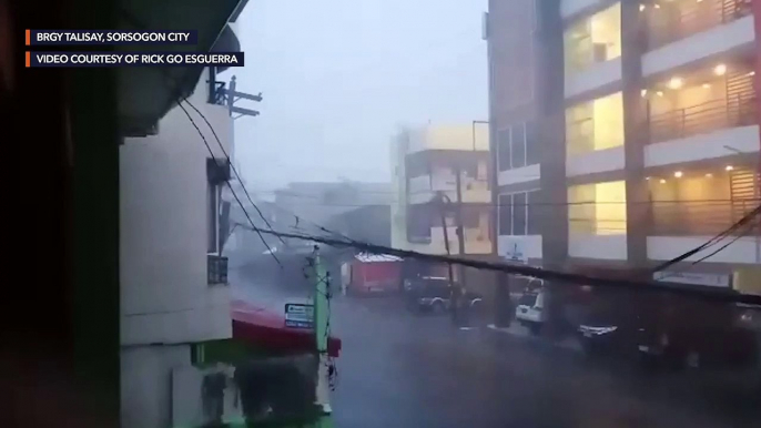 Super Typhoon Rolly (Goni): Strong winds in Barangay Talisay, Sorsogon City