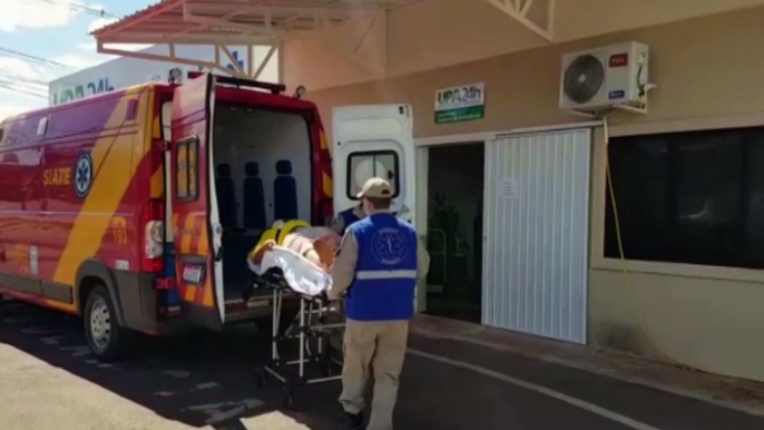 Motociclista fica ferido ao sofrer queda de moto em estrada rural