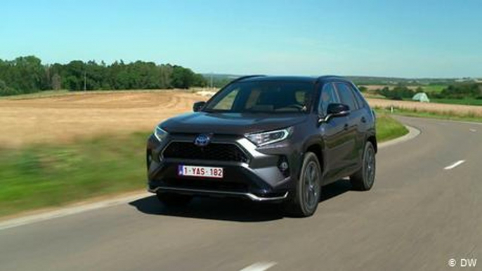 RAV4 Plug-in-Hybrid: Why does Toyota continue to rely on hybrid cars and not on purely battery electric vehicles?