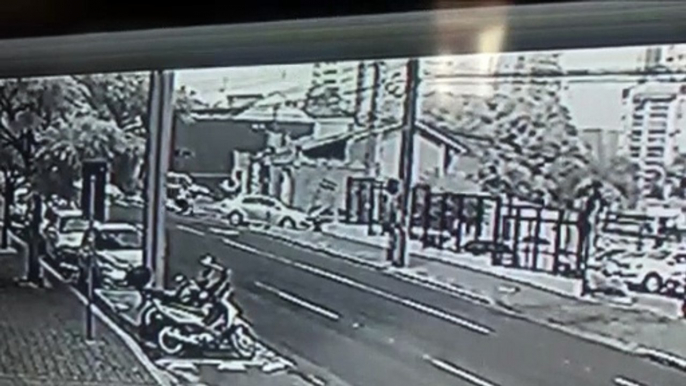 Vídeo mostra colisão onde dois motociclistas tiveram lesões graves na Rua Minas Gerais