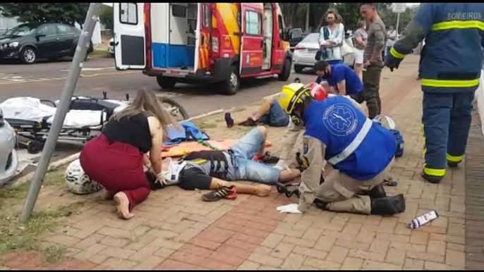 Duas pessoas ficam feridas após colisão entre carro e moto na Rua Minas Gerais