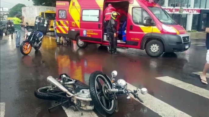 Homem tem lesões graves após colisão entre carro e moto na Rua Marechal Cândido Rondon