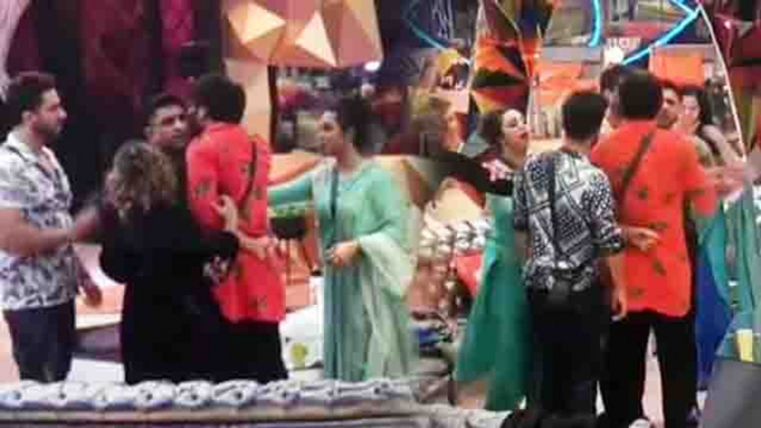 Bigg Boss 14:  Vikas Gupta ने की Eijaz Khan की बोलती बंद; Vikas Eijaz की तगड़ी फाइट | FilmiBeat