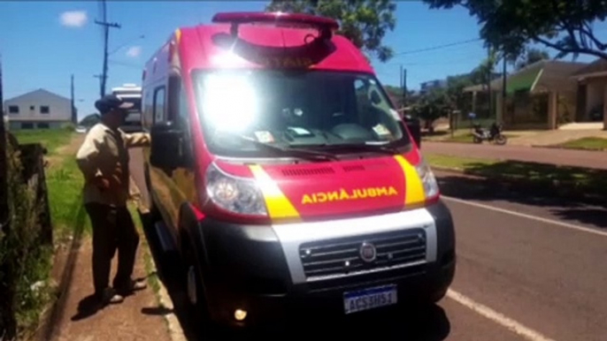 Motociclista é socorrido pelo Siate após sofrer queda na Av. Olindo Periolo, no Pacaembu