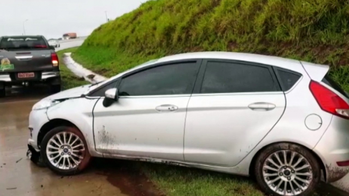 Carro capota na rodovia BR-163, em Santa Tereza do Oeste; Corpo de Bombeiros atende vítimas