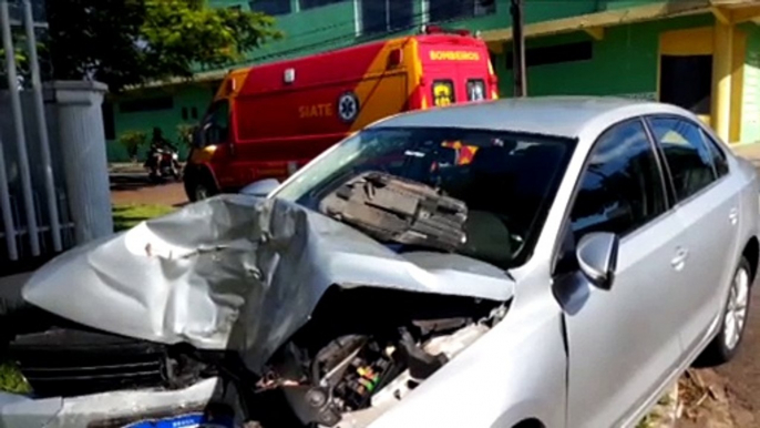 Jetta fica com a frente destruída após condutora sair da pista e bater contra árvore