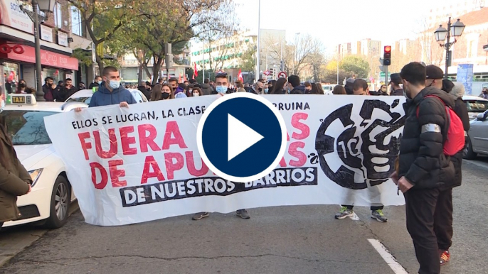 Cientos de vecinos de Carabanchel se manifiestan contra los locales de apuestas