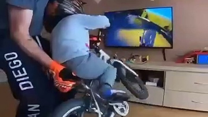 Un père fan de VTT fait vire à son enfant une réelle expérience sans VR