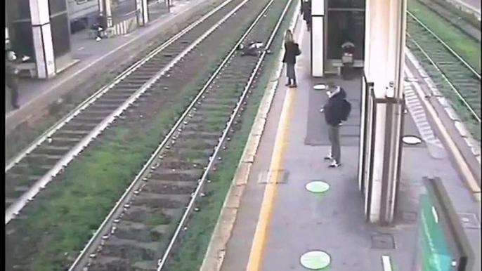 Formia (LT) - Cade sui binari mentre arriva treno salvato da Polfer (16.12.20)