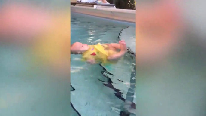 Elle laisse son bébé apprendre à nager tout seul dans la piscine