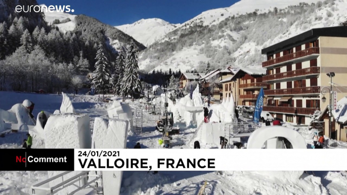 Des sculptures de neige ornent Valloire dans les Alpes