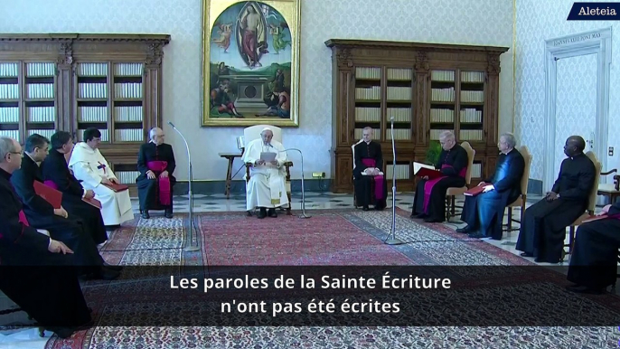 La Bible n'a pas été écrite "pour rester emprisonnée sur un papyrus", affirme le pape François