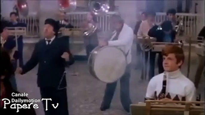 Una delle scene più belle tra Lino Banfi e Alvaro Vitali (Pierino) Lino Banfi e il maestro d orchestra Alvaro Vitali