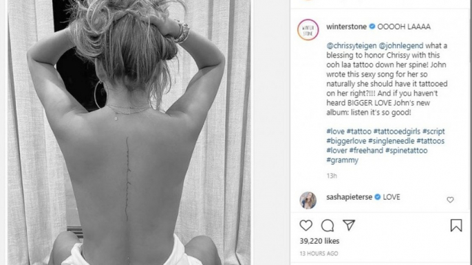 Chrissy Teigen hat sich einen Songtext von John Legend auf den Rücken tätowieren lassen.  Chrissy besuchte den Tattoo-Künstler Winter Stone, um sich den Titel ‘Ooh Laa’ auf den Rücken stechen zu lassen, und dokumentierte den Vorgang in einem Video, das