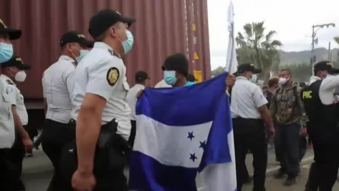 Guatemala disuelve una caravana de inmigrantes de 9 mil hondureños