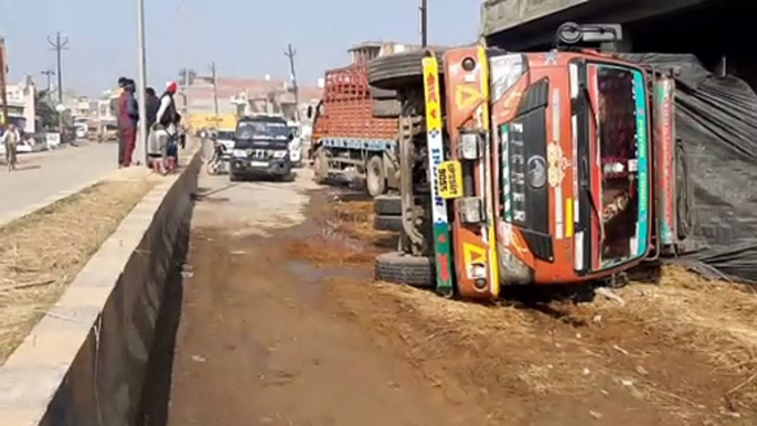 कांधला बायपास मार्ग पर रुई से भरा ट्रक पलटा, हादसे में चालक परिचालक घायल