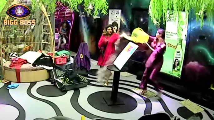 Bigg Boss 14 |_ Rubina Dilaik Throws Bucket Of Water On Rakhi Sawant Face