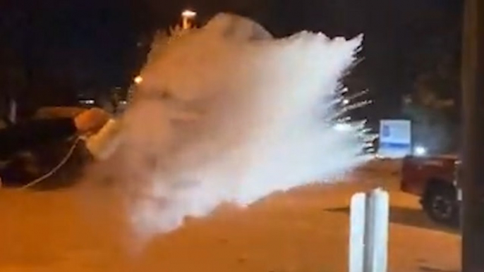 Boiling water instantly turns to frozen vapor in frigid Montana air